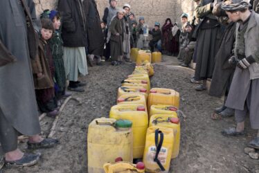 Lidé s barely ve frontě na čistou vodu