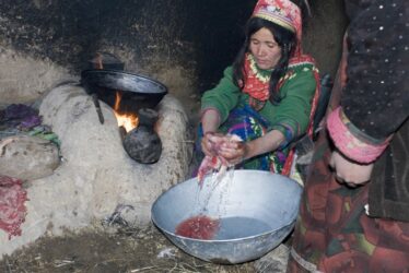 Matka myje dítě na dvorku 2