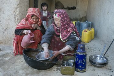 Nádobí se myje na dvorku studenou vodou