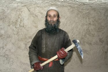 Vykopat kandu je náročné i pro několik mužů