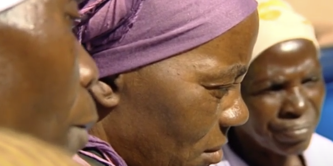 Pomoc porodním bábám v Angole